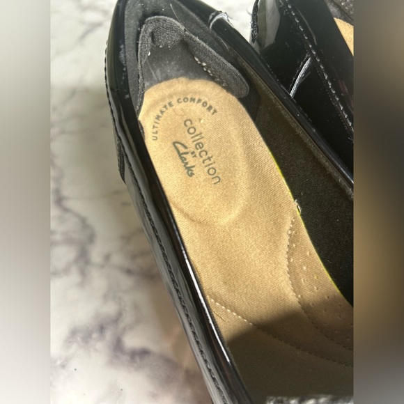 Clarks Patent Leather Loafers Women’s Size - Picture 2 of 7